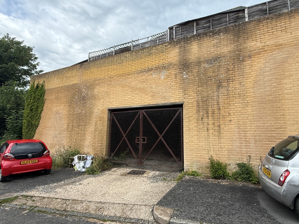 Lot: 127 - THREE-BEDROOM HOUSE FOR IMPROVEMENT - Gated parking
